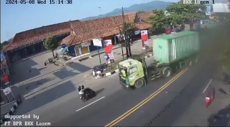 Ngeri! Kecelakaan Truk Tronton Vs Motor Di Terminal Lasem Rembang,