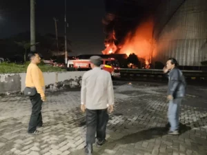 Pabrik Aspal di Kawasan Pelabuhan Tanjung Emas Semarang Terbakar, Begini Kronologinya