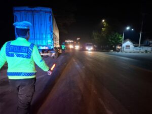 Satlantas Polres Rembang Tegur Para Sopir Tidak Tertib saat Patroli Blue Light