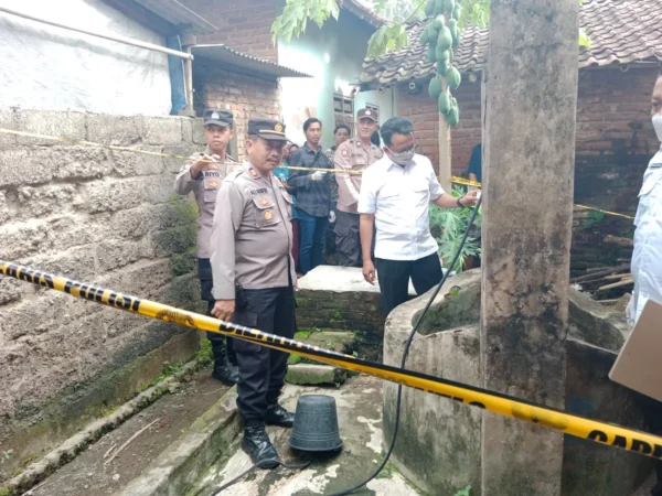 Pasang Tali Karet Di Leher, Petani Di Wringinpitu Banyuwangi Alami