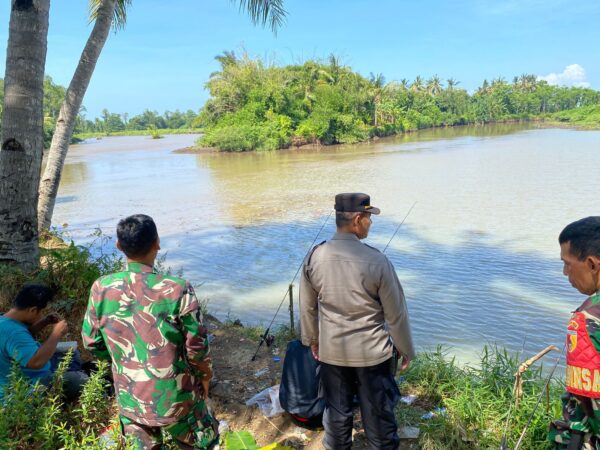 Patroli Anggota Polsek Kabat Sasar Para Pemancing