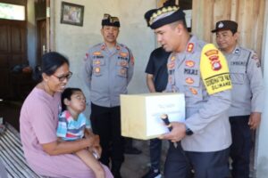 Peduli, Kapolres Jembrana Gelar Minggu Kasih di Desa Banyubiru