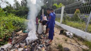 Peduli Lingkungan, Ditpolairud Polda Kalteng Bersihkan Sungai Bersama Masyarakat