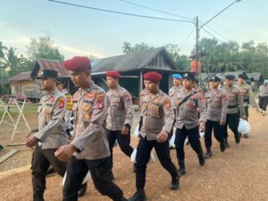 100 Paket  Sembako Dibagikan Personil BKO Polres Lamandau ke Warga