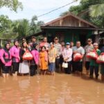 Peduli Warga Terdampak Banjir, Kapolres Lamandau Berikan Bantuan