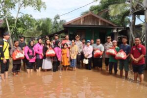 Peduli Warga Terdampak Banjir, Kapolres Lamandau Berikan Bantuan