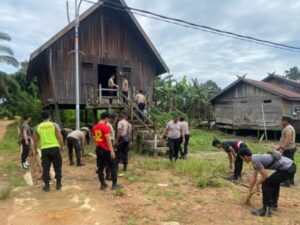 Bersihkan Rumah Betang, Personil BKO Polres Lamandau Gelar Bakti Sosial