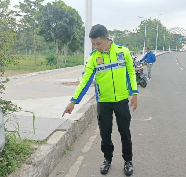 Pemotor Bonceng Tiga Tabrak Trotoar Di Jalan Bung Karno Purwokerto,