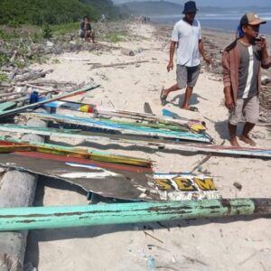 Temuan Serpihan Perahu di Pantai Trianggulasri Tegaldlimo Banyuwangi