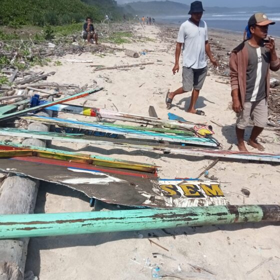 Penampakan Serpihan Perahu Di Pantai Trianggulasri Tegaldlimo Banyuwangi