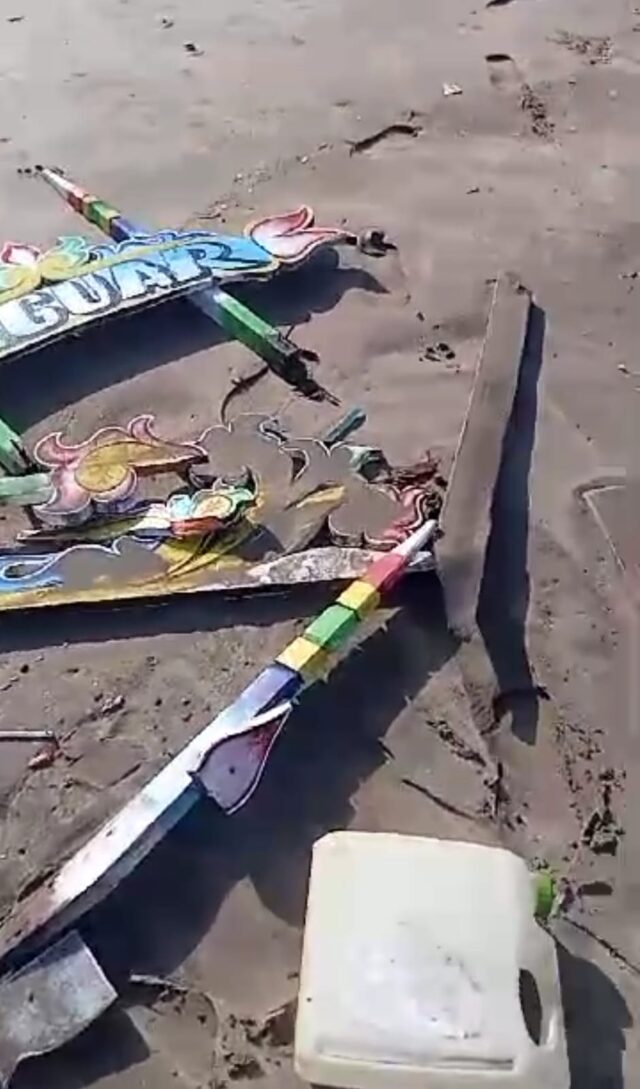 Penemuan Serpihan Perahu Di Pantai Trianggulasri Tegaldlimo Banyuwangi