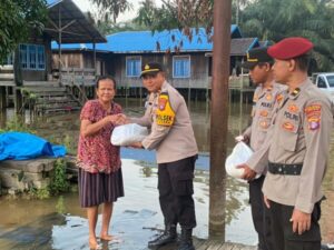 Warga Terima Bantuan Paket  Sembako dari Personil BKO Polres Lamandau