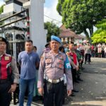 Personil Polres Banjarnegara Beri Pengamanan Pemberangkatan Calon Jamaah Haji