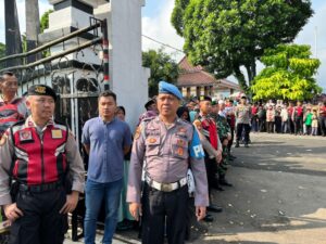 Polres Banjarnegara Beri Pengamanan Pemberangkatan Calhaj