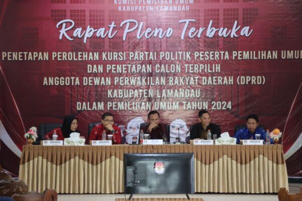 Personil Polres Lamandau Amankan Rapat Pleno Penetapan Anggota Dprd