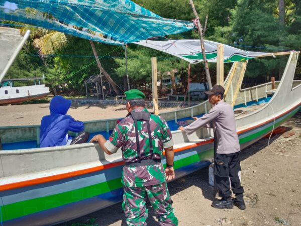 Personil Polsek Wongsorejo Gelar Patroli Di Pesisir Pantai Wongsorejo