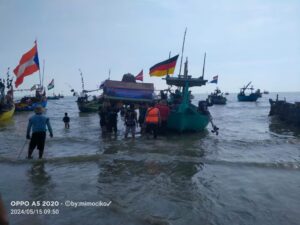 Personil Sat Polairud Polres Rembang Amankan Larung Sesaji Di Desa Kabongan Lor