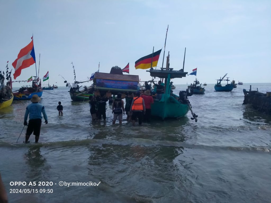 Personil Sat Polairud Polres Rembang Amankan Larung Sesaji Di Desa