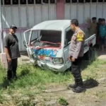 Pikap Hantam Tiang Listrik Di Tepi Jalan Banyuwangi Usai Hindari