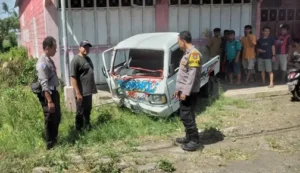 Pikap Hantam Tiang Listrik di Tepi Jalan Banyuwangi usai Hindari Jalan Berlubang