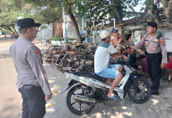 Polisi Banyuwangi Sambangi Warga Kampung Nelayan Muncar