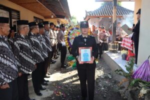 Polres Jembrana Gelar Upacara Pengantaran dan Perabuan Jenazah Alm. Kompol (Purn) I Ketut Narpa