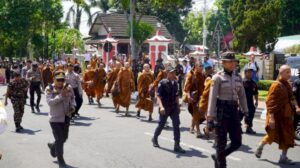 Anggota Polres Semarang Amankan Kedatangan Bikhhu Thudong