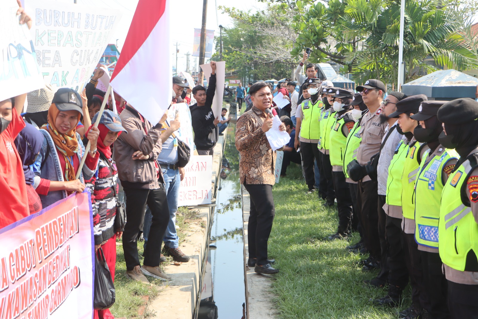 Polres Tegal Kota Beri Pengamanan Penyampaian Aspirasi Para Buruh Pt.