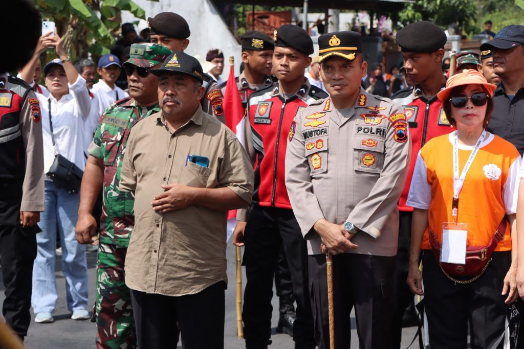 Polresta Magelang Mengawal Perjalanan Bhikkhu Thudong Menuju Mendut