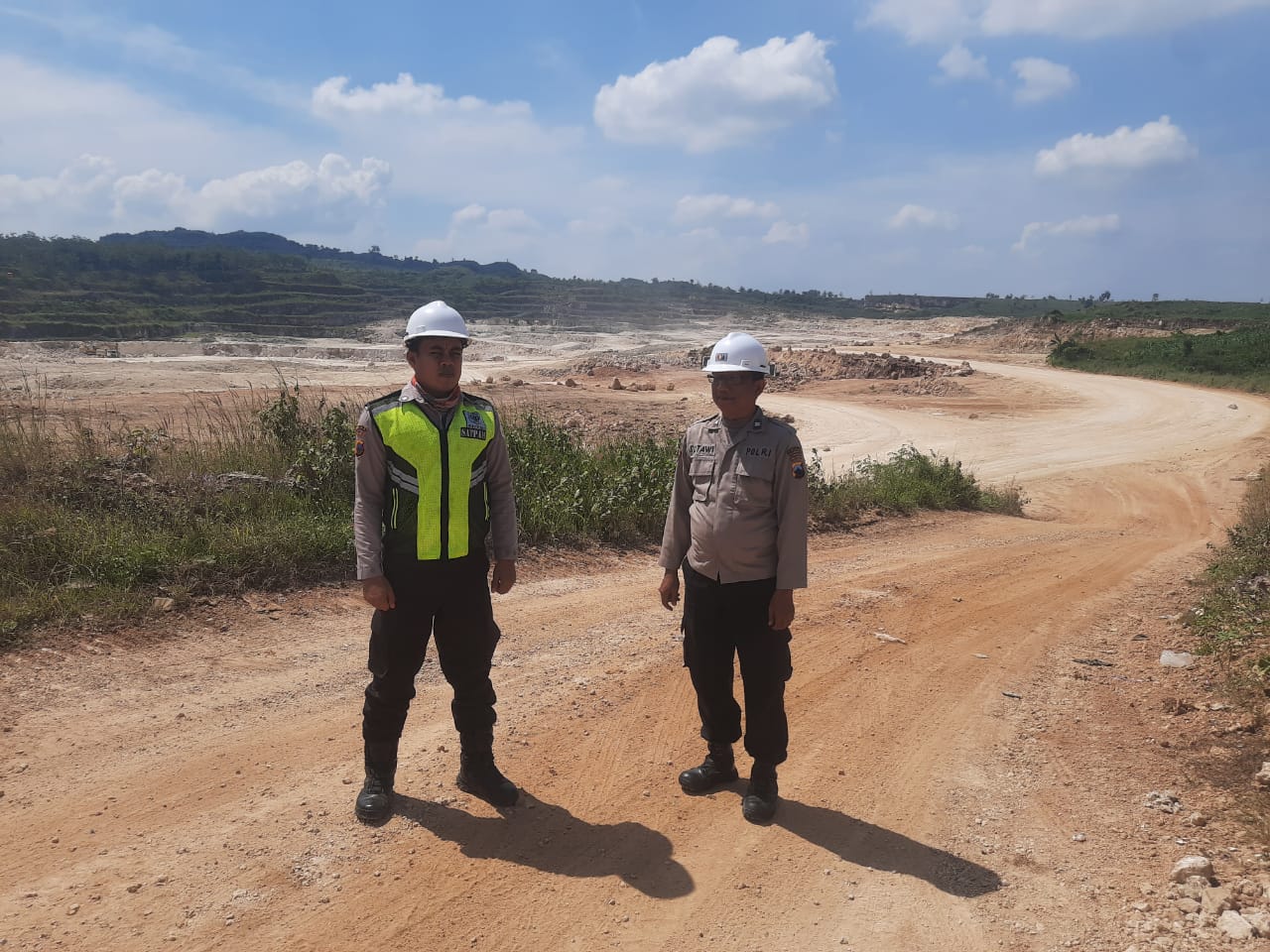 Polsek Gunem Beri Pengamanan Kegiatan Peledakan Pertambangan Pt Semen Gresik