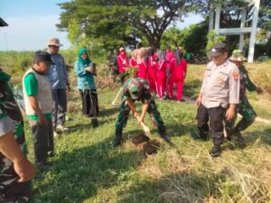 Peduli Iklim Global, Polsek Kaliori Ikut Aksi Penanaman Pohon