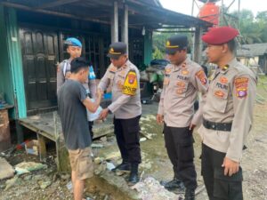 Ratusan Paket Sembako Dibagikan Personil BKO Polres Lamandau ke Warga