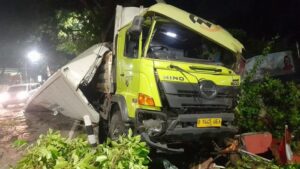 Sebuah Truk Tabrak Pagar Kantor Kelurahan Banyumanik Semarang Gegara Rem Blong