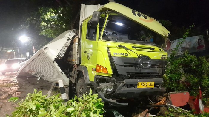 Rem Blong, Truk Tabrak Pagar Kantor Kelurahan Banyumanik Semarang