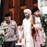 Ribuan Jamaah Ikuti Polda Jateng Bershalawat Bersama Habib Syech