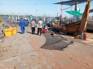 SATPOLAIRUD BANYUWANGI JAGA KEAMANAN DI PELABUHAN MUNCAR