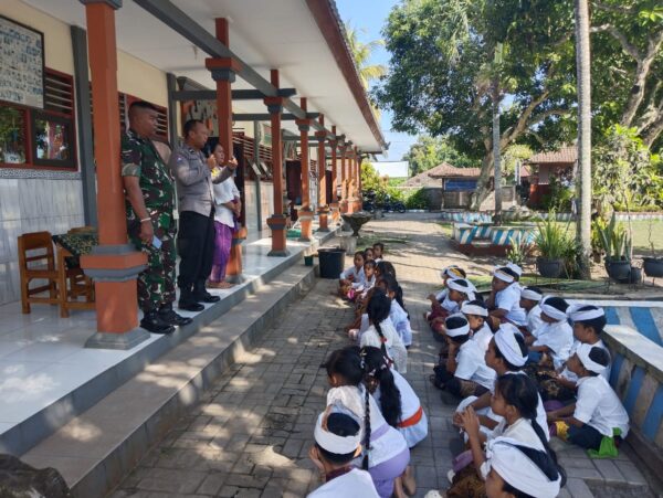 Sambang Sd No. 2 Dauhwarum, Bhabinkamtibmas Dauhwaru Gelar Program Mulia