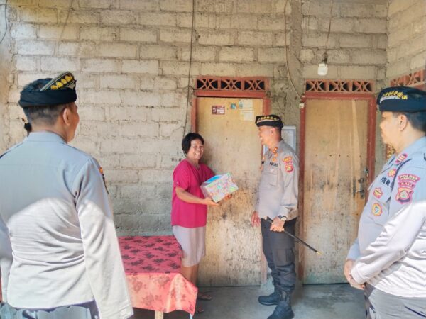 Sambangi Desa Pohsanten, Kapolres Jembrana Gelar Minggu Kasih