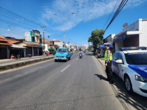 Anggota Satlantas Polres Batang Laksanakan Blue Light Patrol di Jalur Pantura