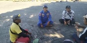 Personel Satpolair Polresta Banyuwangi Beri Sosialisasi Kepada Buruh Angkut Pelabuhan