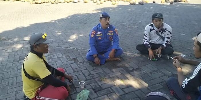 Satpolair polresta banyuwangi beri sosialisasi kepada buruh angkut pelabuhan