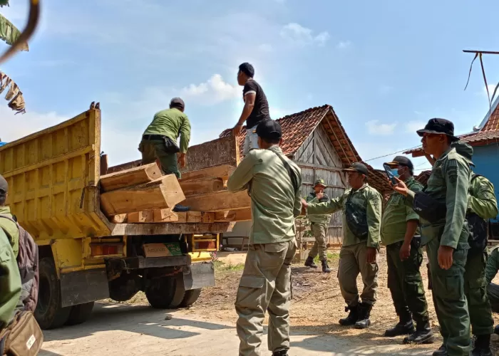 Sebanyak 40 Balok Kayu Jati Curian Di Ngaringan Grobogan Diamankan