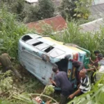 Sebuah Mobil Angkut Pedagang Ke Lokasi Pentas Dangdut Terguling Usai