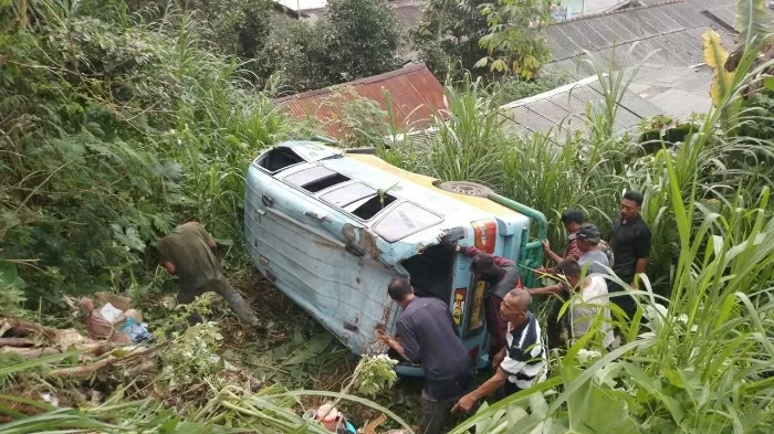 Sebuah Mobil Angkut Pedagang Ke Lokasi Pentas Dangdut Terguling Usai