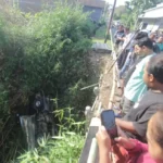 Sebuah Mobil Boks Angkut 13 Orang Di Pecangaan Jepara Terjun