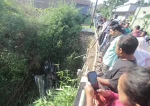 Sebuah Mobil Boks Angkut 13 Orang di Pecangaan Jepara Terjun ke Sungai