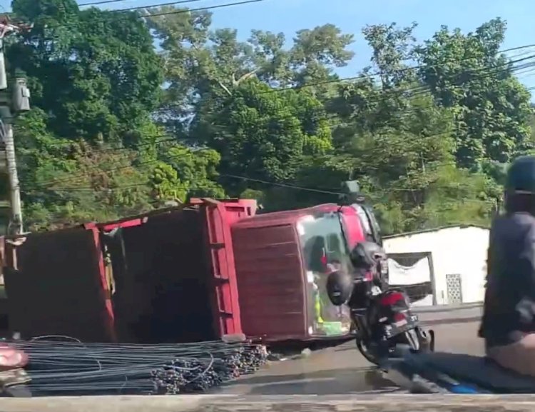 Sebuah Truk Muat Besi Terguling Di Semarang