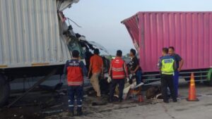 Sebuah Truk Parkir Diseruduk di Tol Pejagan-Pemalang, 2 Tewas