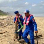 Serpihan Perahu Nelayan Ditemukan Satpolairud Polresta Banyuwangi Bersama Tim Sar