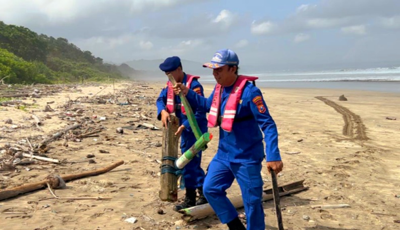 Serpihan Perahu Nelayan Ditemukan Satpolairud Polresta Banyuwangi Bersama Tim Sar